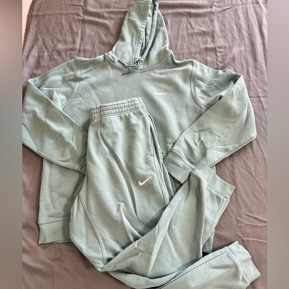Men Nike Green Hoodie and Sweatpants Set